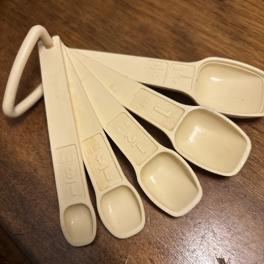 Vintage Tupperware Measuring Spoons Nesting Almond/Cream With Ring Set Of 5